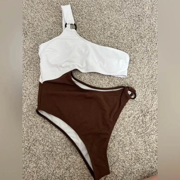 One Piece Bikini - Picture 1 of 3